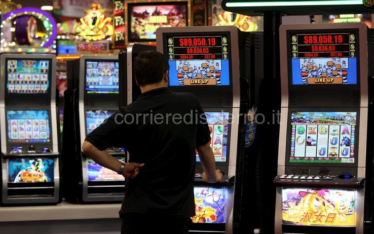 Gioco d&rsquo;azzardo, Ncd: &ldquo;Meno soldi a enti locali che ostacolano slot&rdquo;. Renzi: &ldquo;E&rsquo; una porcata&rdquo;