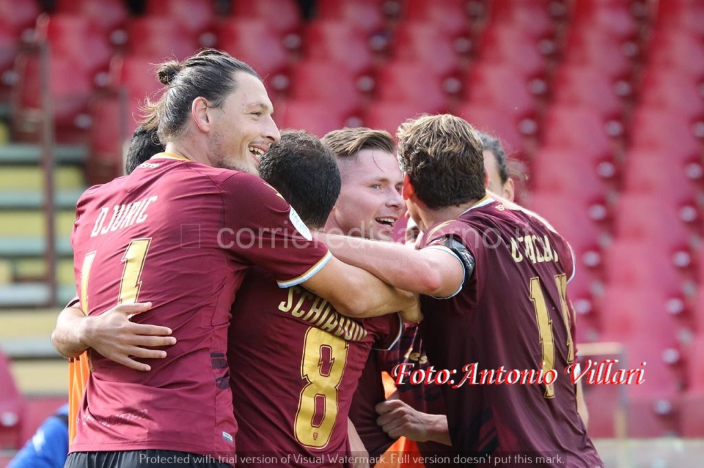 Calciatori granata esultano dopo il gol