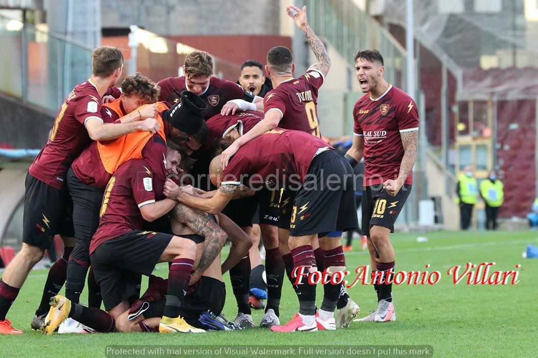 Calciatori Salernitana esultano dopo il gol