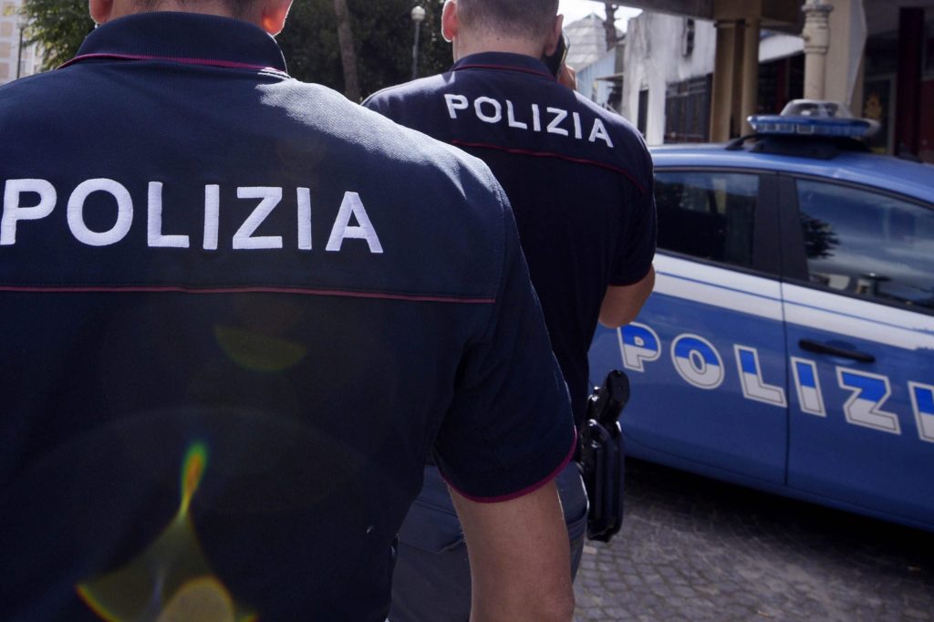 Squadra Mobile della Polizia in azione