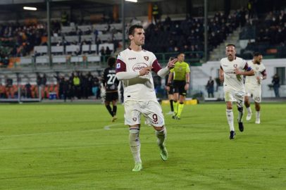 Bonazzoli esulta per il gol al Venezia