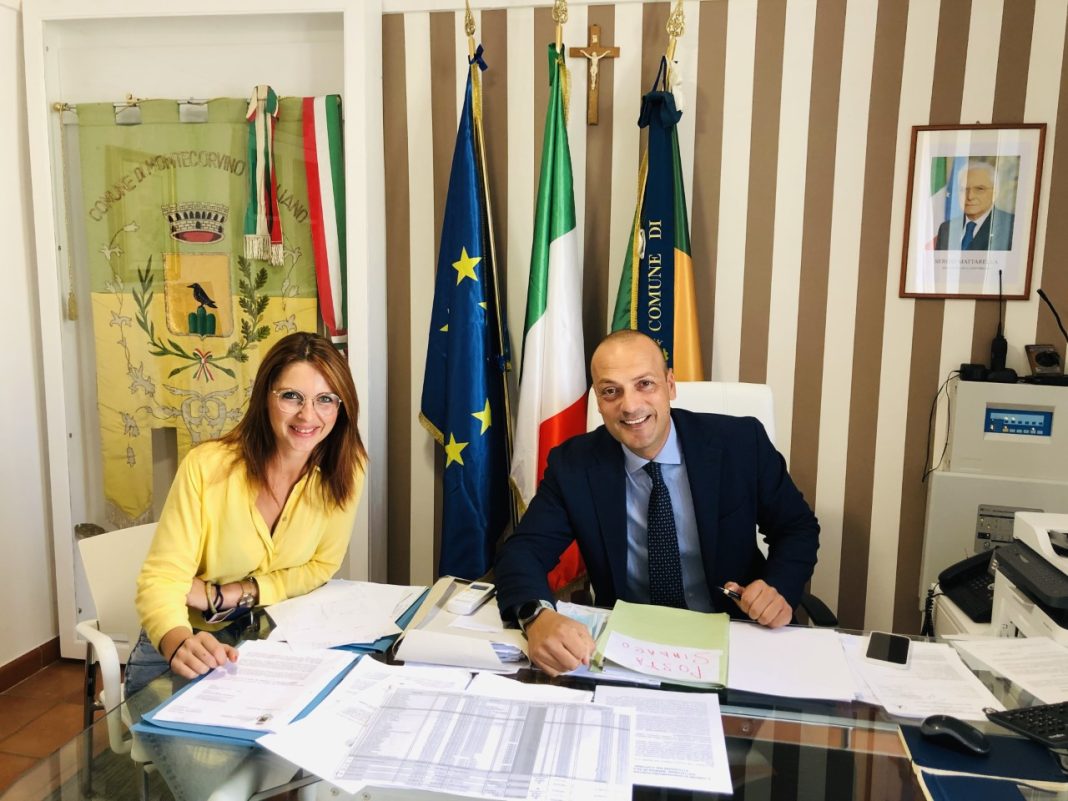 da sinistra a destra la delegata alle attività produttive Teresa Di Meo e il sindaco Alessandro Chiola