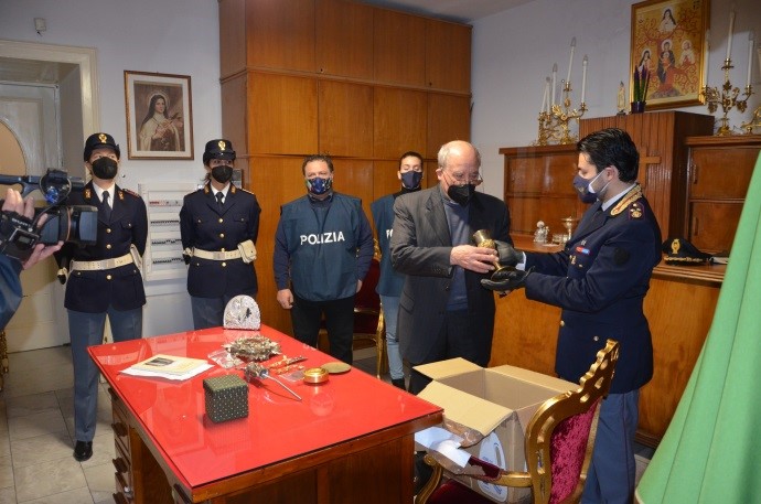 consegna oggetti sacri recuperati dalla Polizia a Salerno