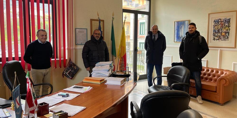 Da sinistra a destra il sindaco Francesco Munno con i tecnici di Infratel