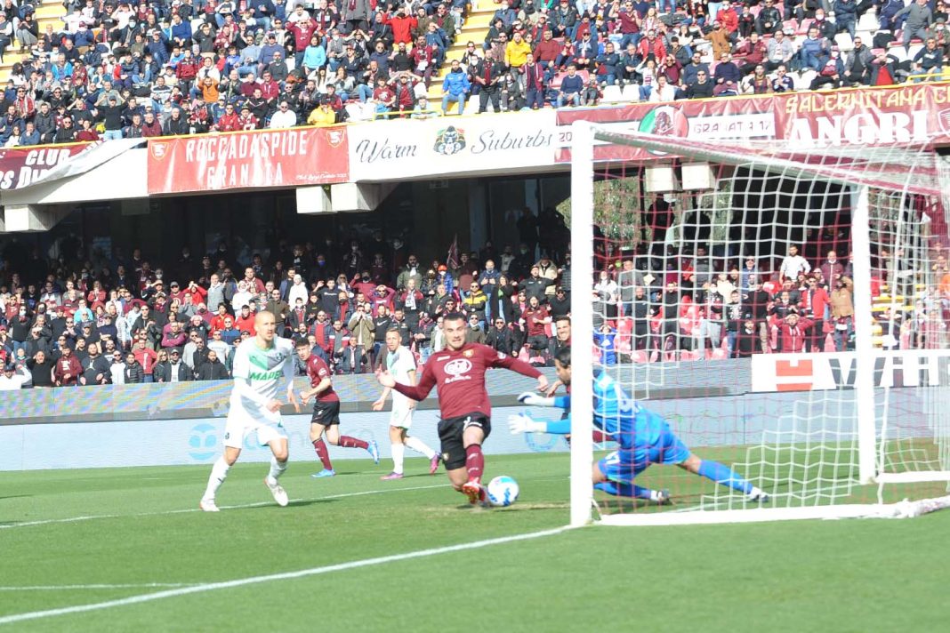 Salernitana Sassuolo - il gol di Bonazzoli