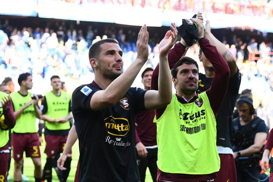 Sampdoria-Salernitana i calciatori granata salutano i tifosi