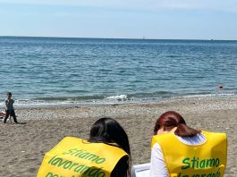 Volontarie Legambiente sulla spiaggia di Vietri Sul Mare