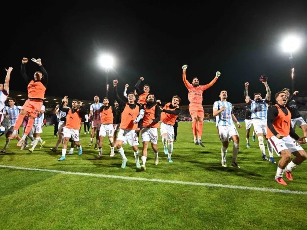 I calciatori granata esultano al termine del match a Ravenna
