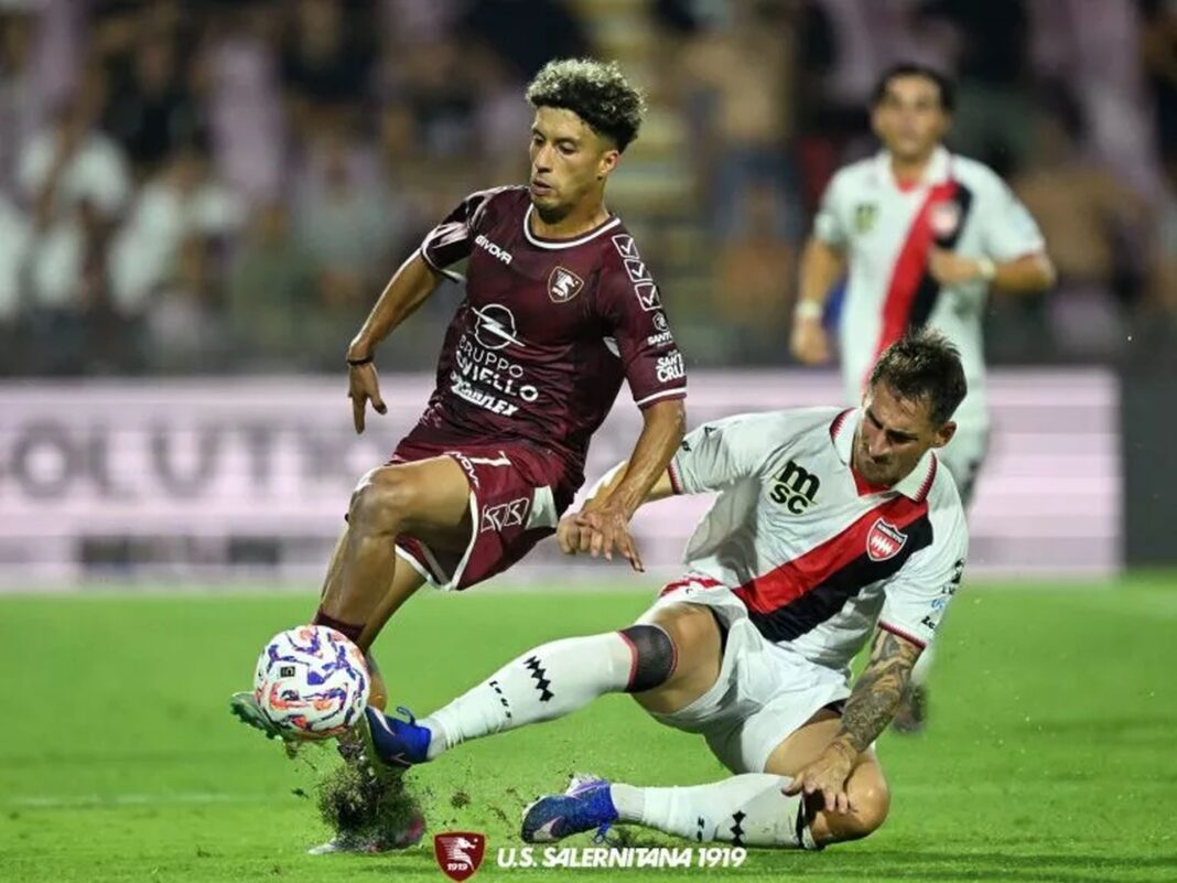 Achik in azione offensiva in Salernitana Sorrento Achik in azione offensiva in Salernitana Sorrento