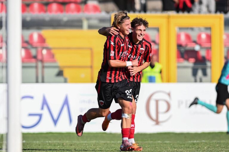 Il derby rossonero è della Nocerina